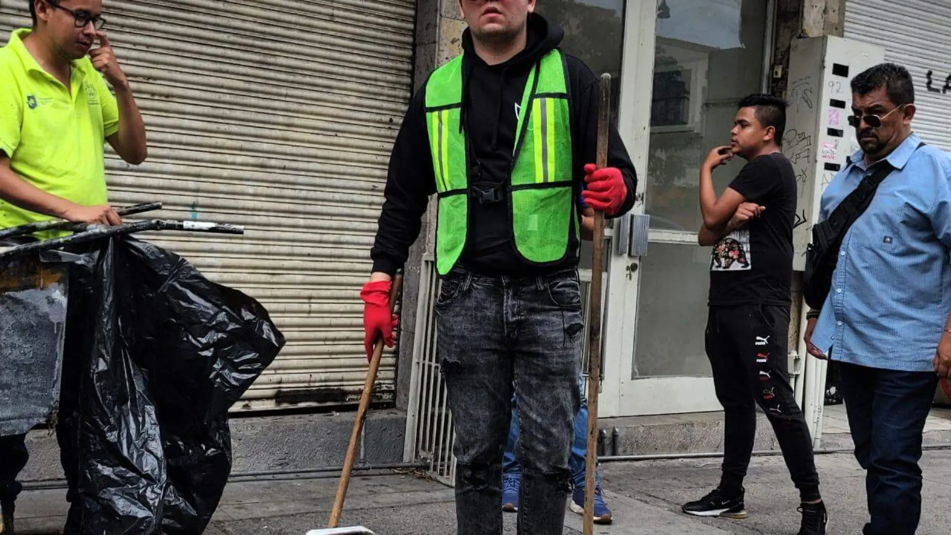 Fofo Márquez barriendo en las calles de Guadalajara